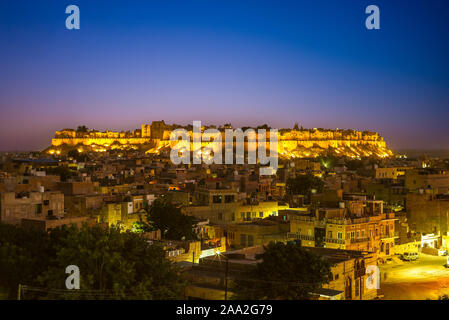 Vista notturna di jaisalmer per nel Rajasthan, India Foto Stock