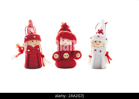 Figure decorative su temi di Natale. per il nuovo anno di albero: maglia di figurine di gnome, Angelo, snowman isolati su sfondo bianco. Foto Stock