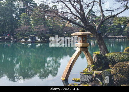 Il Kotoji Toro un due zampe lanterna di pietra a Kanazawa, Giappone Foto Stock