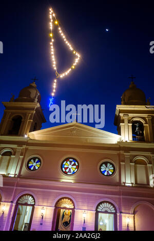 Cattedrale di Nostra Signora del Rosario (Nuestra Señora del Rosario) illuminata al crepuscolo in Cafayate, Argentina Foto Stock