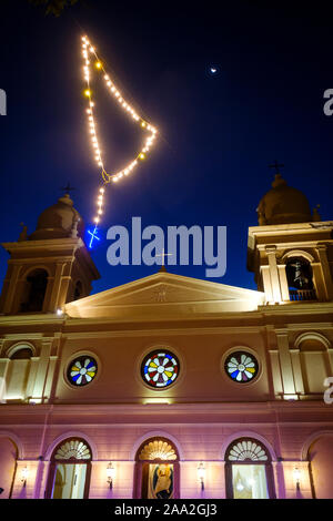 Cattedrale di Nostra Signora del Rosario (Nuestra Señora del Rosario) illuminata al crepuscolo in Cafayate, Argentina Foto Stock