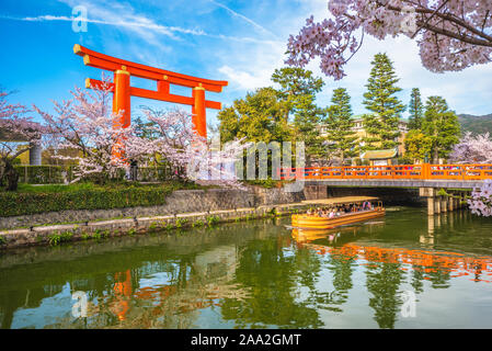 Jingu Heian il Torii e Okazaki Canal con la fioritura dei ciliegi a Kyoto, Giappone Foto Stock