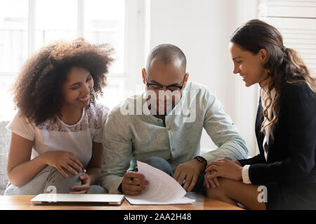 Clienti soddisfatti di prendere decisioni circa la cooperazione con avvocato. Foto Stock