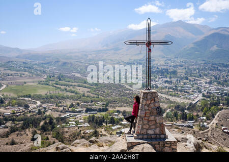 Lei sta cercando di Tafí del Valle a valle mentre si sta in piedi in cima del Cerro de la Cruz (Cross Hill), Argentina Foto Stock