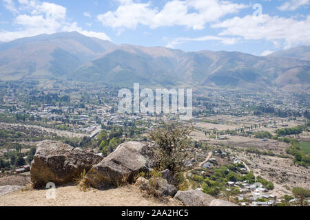 Vista panoramica dal Cerro de la Cruz (Cross Hill) affacciato Tafí del Valle, Argentina Foto Stock