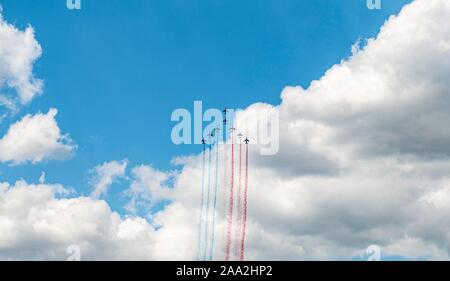 L'acrobazia con bandiera francese, Patrouille de France, acrobazia dello squadrone francese Air Force, aereo Alpha Jet in francese colori, Airshow, Parigi Foto Stock