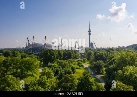 Vista aerea, sito olimpico, parco e la torre della televisione, Olympic Tower, Stadio Olimpico, Olympic Park, Monaco di Baviera, Baviera, Baviera, Germania Foto Stock