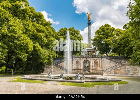 Angelo della Pace con fontana al Maximiliansanlagen, Monaco di Baviera, Baviera, Baviera, Germania Foto Stock