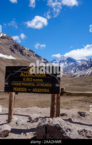 Belvedere del Parco Aconcagua con il Monte Aconcagua in background, provincia di Mendoza, Argentina Foto Stock