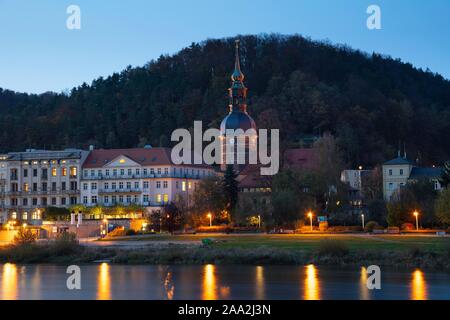 Vista città con San-Johanniskirche all'Elba al tramonto, Bad Schandau, Svizzera Sassone, Bassa Sassonia, Germania Foto Stock