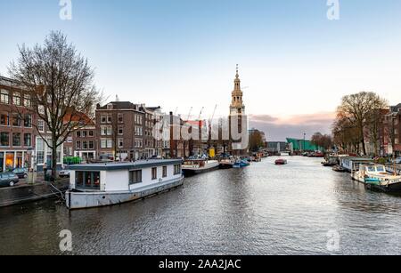 Antica torre Montelbaanstoren, Oudeschans, canal con barche, Amsterdam, Olanda Settentrionale, Paesi Bassi Foto Stock