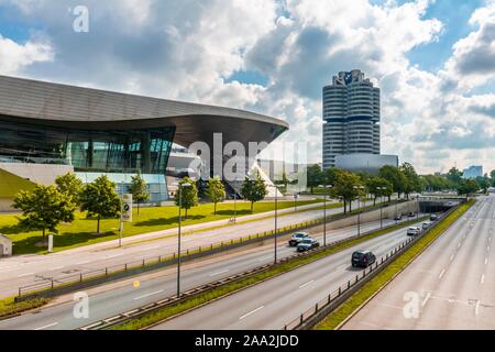 Museo BMW Welt e la BMW a quattro cilindri, Monaco di Baviera, Baviera, Baviera, Germania Foto Stock