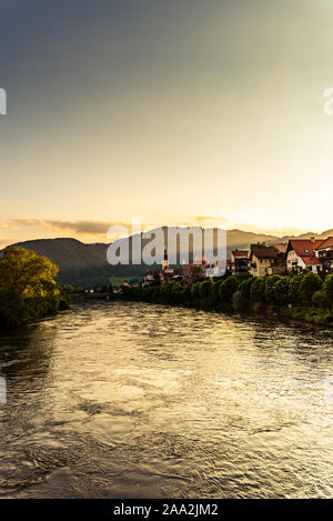 Villaggio austriaco Frohnleiten al fiume Mur nella regione della Stiria. Il paesaggio della città durante il tramonto Foto Stock