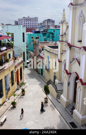 L'Avana, Cuba - 12 Dicembre 2016 : Classic facciate di edifici nel centro di Havana, Cuba Foto Stock