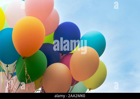 Grappolo di palloncini colorati contro il cielo blu Foto Stock