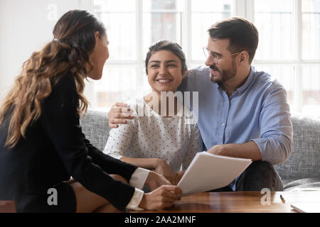 Advisor finanziario consulting diversi giovani della famiglia giovane sulla trattativa. Foto Stock