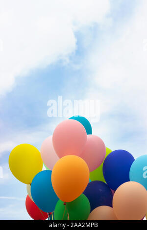 Grappolo di palloncini colorati contro il cielo blu Foto Stock