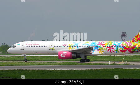 Sunday Airlines Boeing 757 tassare Foto Stock