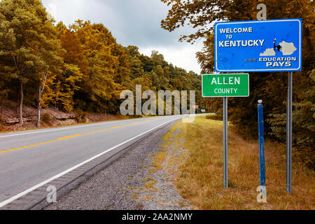 Un Kentucky stato segno di benvenuto lungo una strada all'entrata della contea di Allen, negli Stati Uniti d'America. Foto Stock