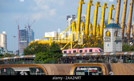 Treno monorotaia sull'isola di Sentosa vicino al porto merci Foto Stock