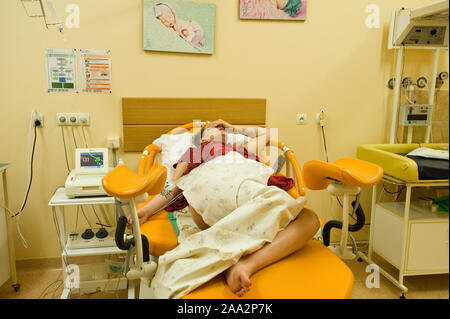 Donna incinta in attesa nel dolore a consegnare il suo primo figlio. ©Marcin Rozpedowski/Alamy Stock Photo Foto Stock