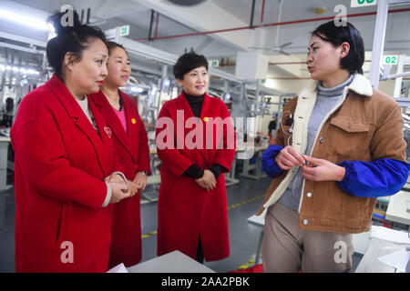 Hangzhou, cinese della Provincia di Zhejiang. Il 27 febbraio, 2019. La mediazione dei volontari di parlare con un lavoratore durante la visita a una fabbrica per aiutare a risolvere le controversie tra i dipendenti e datori di lavoro in città Zhili in Huzhou, est della Cina di Provincia dello Zhejiang, 27 febbraio 2019. Credito: Xu Yu/Xinhua/Alamy Live News Foto Stock