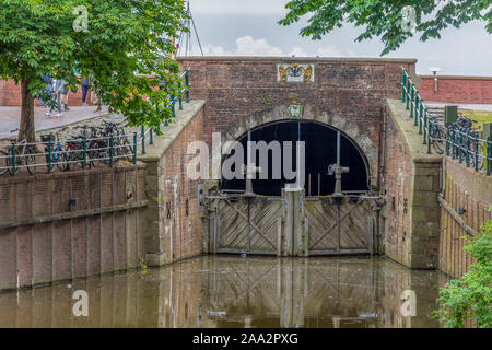 Sluice storico in Greetsiel, un villaggio idilliaco situato in Frisia orientale della Germania settentrionale, Foto Stock