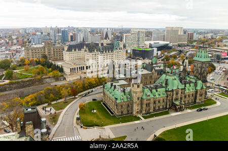 2019. Vista di uccello della città di Ottawa da la Torre della Pace (Torre della Vittoria e della Pace, campanile), il Parlamento Canadese edificio, Ottawa, Ontario, Canada. Foto Stock