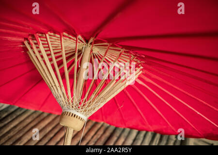 Tradizionale in rosso thai bamboo ombrello Foto Stock