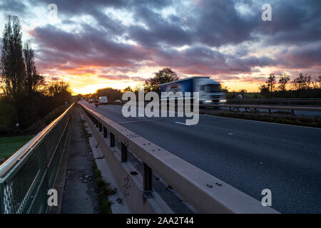 Traffico di sera sulla A40 Ross on Wye, Herefordshire. Regno Unito Foto Stock