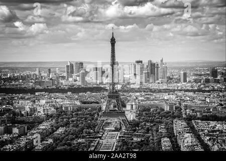 Antenna vista panoramica di Parigi con la torre Eiffel e il quartiere degli affari della Defense skyline, in bianco e nero Foto Stock