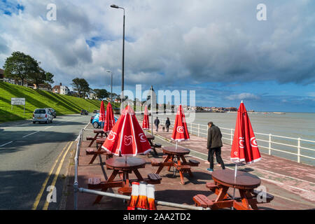 Promenade, cercando di Rhos sul mare, Colwyn Bay beach lungomare, il Galles del Nord, Regno Unito Foto Stock