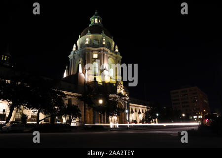 Pasadena City Hall di notte, nella contea di Los Angeles, California - una lunga esposizione Foto Stock