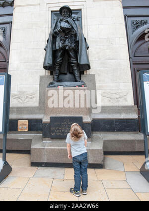 Statua del "Unknown Soldier" sulla piattaforma 1 in corrispondenza della stazione di Paddington a Londra. Varie celebrità come pure anonimo persone hanno contribuito ad un libro chiamato "lettera di un soldato sconosciuto', ispirato da questa statua di bronzo di un soldato in possesso di una lettera. Foto Stock