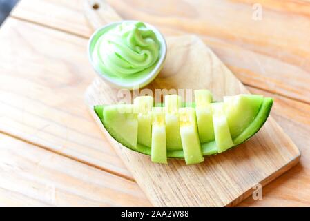 Fresco verde giapponese a fette di melone sul pannello di legno Foto Stock