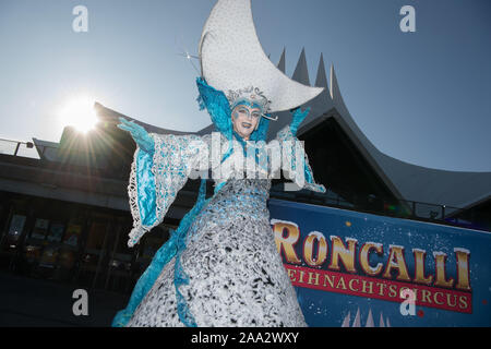 Berlino, Germania. Xix Nov, 2019. Un stilt walker si trova di fronte il Tempodrom in occasione del XVI Roncalli Circo di Natale. Il Roncalli Circo di Natale sarà ospite a Berlino dal 19 dicembre (Premiere) al 05 gennaio 2020. Credito: Jörg Carstensen/dpa/Alamy Live News Foto Stock