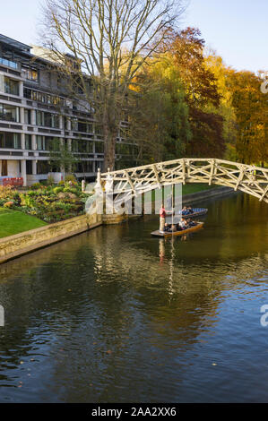 Punzonando sulla camma sotto il ponte matematico in autunno 2019 Foto Stock