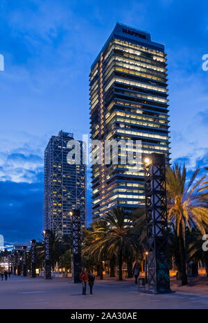 Barcellona, Spagna - 15 Nov 2019: Torre Mapfre e Arts hotel grattacieli illuminati di notte Foto Stock