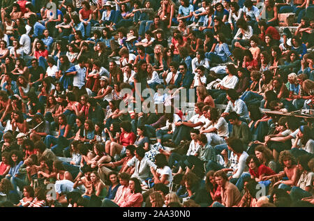 Il pubblico al 1975 Arles Music Festival presso il teatro romano, attendere il successivo esecutori le immagini della scansione di un bygone Francia Foto Stock