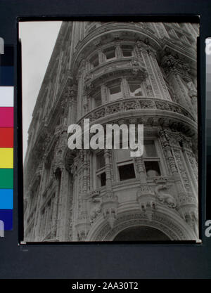 Guardando in alto sopra la porta d'ingresso presso gli ornati in cotto di facciata di Alwyn Court Apartments. Citazione/Riferimento: CNY# 283b?; 174-182 West 58th Street [1938], Manhattan. Foto Stock