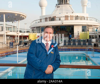 CEO e presidente della Royal Caribbean Cruises Richard Fain a bordo delle loro navi più recenti ' Quantum di mari' ormeggiata nel porto di Southampton in Inghilterra. Foto Stock