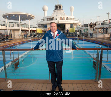 CEO e presidente della Royal Caribbean Cruises Richard Fain a bordo delle loro navi più recenti ' Quantum di mari' ormeggiata nel porto di Southampton in Inghilterra. Foto Stock