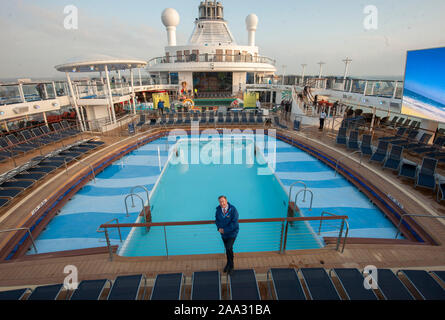 CEO e presidente della Royal Caribbean Cruises Richard Fain a bordo delle loro navi più recenti ' Quantum di mari' ormeggiata nel porto di Southampton in Inghilterra. Foto Stock