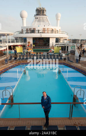 CEO e presidente della Royal Caribbean Cruises Richard Fain a bordo delle loro navi più recenti ' Quantum di mari' ormeggiata nel porto di Southampton in Inghilterra. Foto Stock