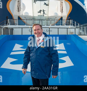 CEO e presidente della Royal Caribbean Cruises Richard Fain a bordo delle loro navi più recenti ' Quantum di mari' ormeggiata nel porto di Southampton in Inghilterra. Foto Stock