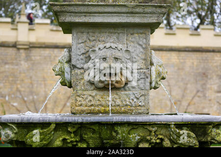 Dettaglio della pietra il lavoro sulla fontana nel giardino fontana, Bolsover Castle, Derbyshire, England, Regno Unito Foto Stock