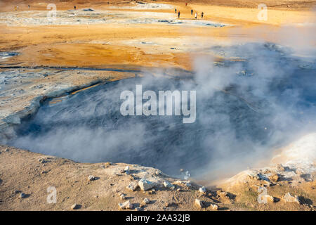 Campo di fumarole in Namafjall zona geotermica in Islanda. Famosa attrazione turistica. Bellezza Mondo Foto Stock