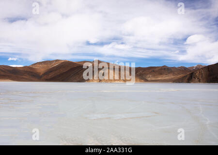 Visualizzare il paesaggio con le montagne Himalaya e Pangong Tso pascoli alto lago durante la stagione invernale per indiana e tibetana e viaggiatori stranieri travel Foto Stock