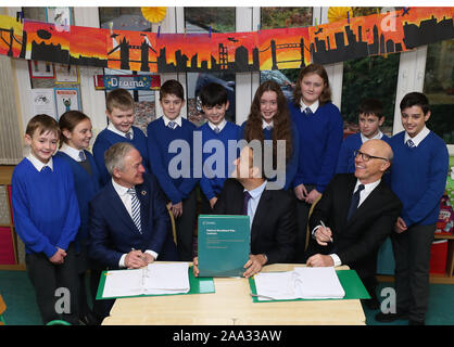 (Da sinistra a destra) il Ministro delle Comunicazioni Richard Bruton, Taoiseach Leo Varadkar e US business man David McCourt chi conduce la banda larga irlandese segno del consorzio nazionale piano a banda larga presso il St Kevin???s Scuola Nazionale di Co Wicklow. Foto Stock