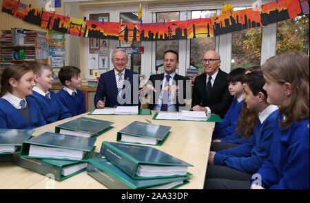 (Da sinistra a destra) il Ministro delle Comunicazioni Richard Bruton, Taoiseach Leo Varadkar e US business man David McCourt chi conduce la banda larga irlandese segno del consorzio nazionale piano a banda larga presso il St Kevin???s Scuola Nazionale di Co Wicklow. Foto Stock